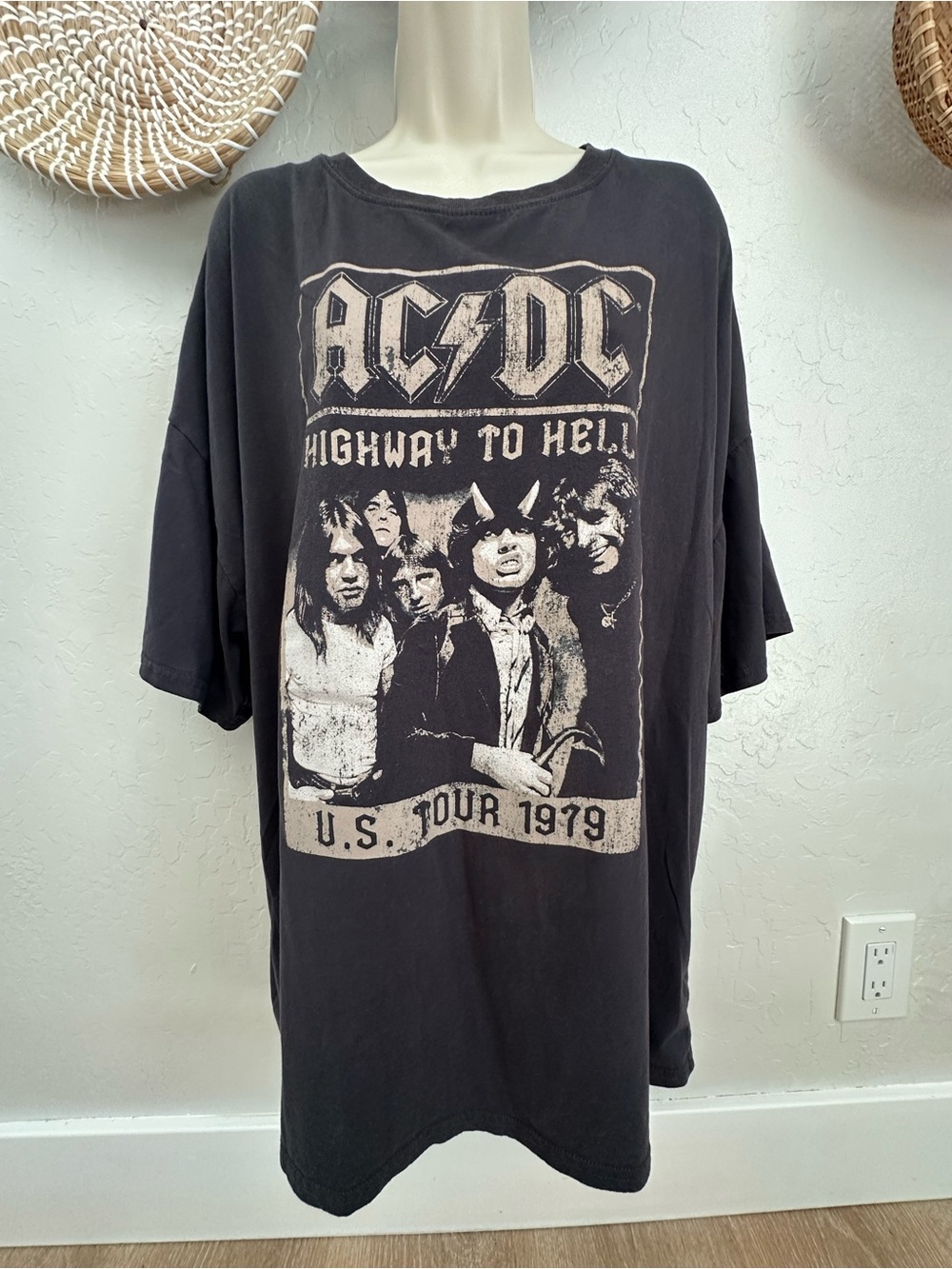 Women’s Oversized AC/DC Graphic Band Tee. Size Large